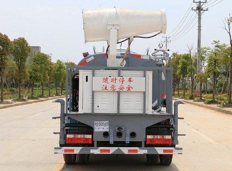 藍(lán)牌灑水車噸位及價格_國六4噸東風(fēng)小福瑞卡藍(lán)牌噴霧灑水車廠家價格3